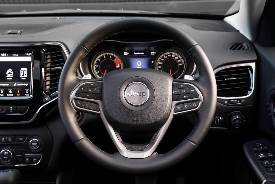 Панель приборов Jeep Cherokee Limited (KL) 2018 года  (AU) (фото 16 из 31)